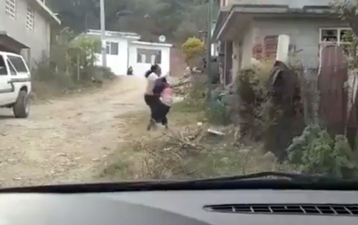 Mujer golpea a su hijo con discapacidad en Edomex | Vídeo