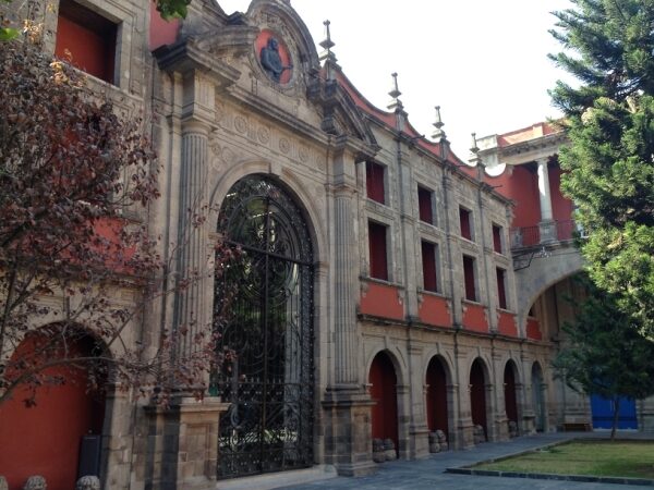 Policía acosa sexualmente a mujer de intendencia en Museo de la CDMX