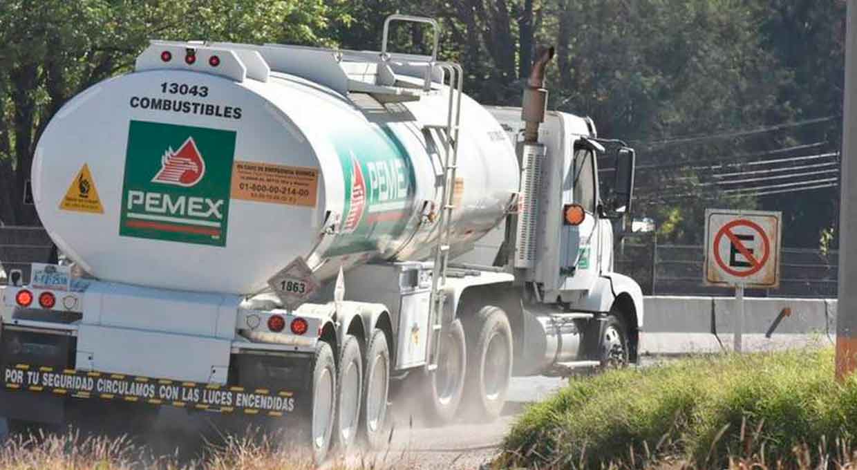 Graban a las nuevas pipas de AMLO tirando liquido en carretera