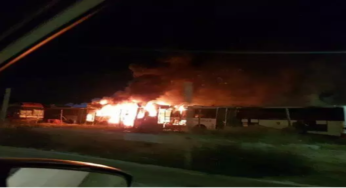 Se incendia Mexibus frente a Hospital Las Américas