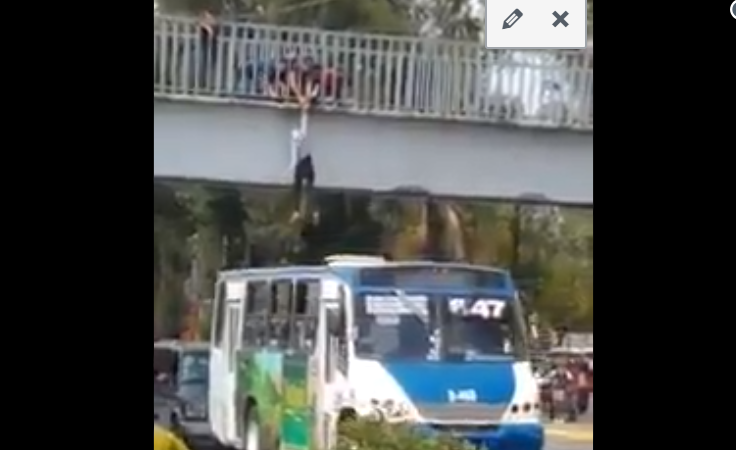 Microbusero salvo la vida de un suicida que se tiraría de puente en Jalisco