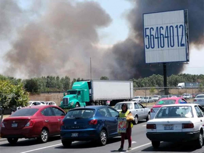 Bomberos en Ecatepec se movilizan por gran incendio de pastizales