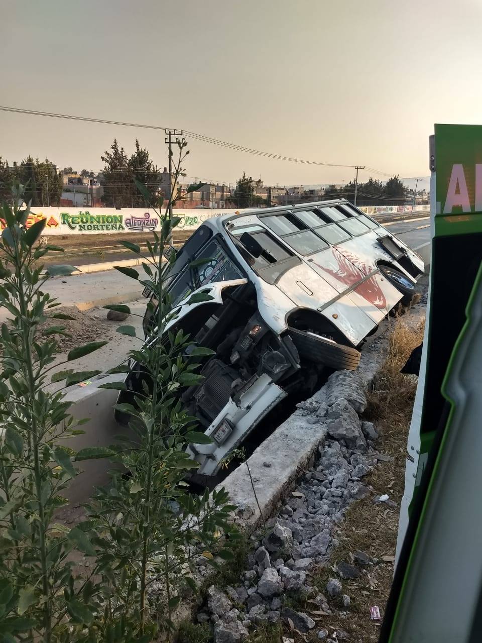 Voltea camión de pasajeros entre Puente de Fierro y Av. Palomas