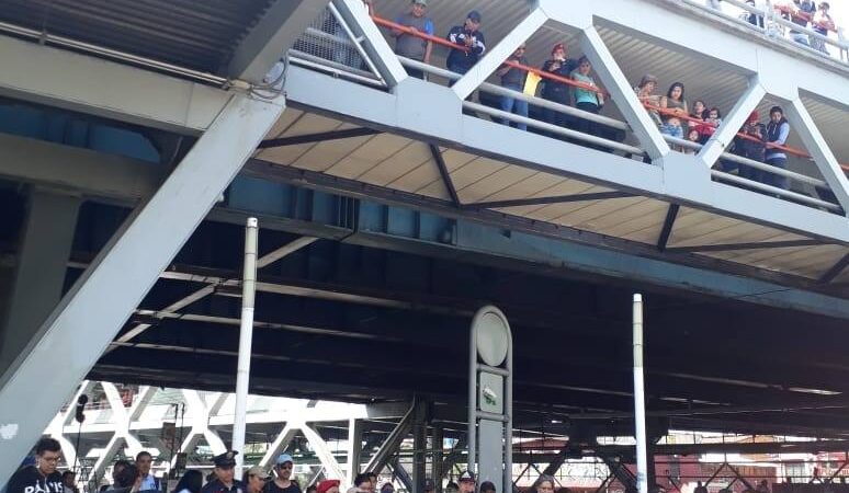 Suicida se lanza de puente en Metro Iztacalco