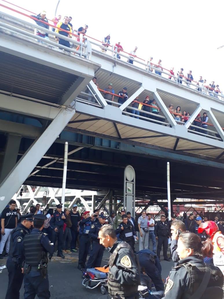 Suicida se lanza de puente en Metro Iztacalco