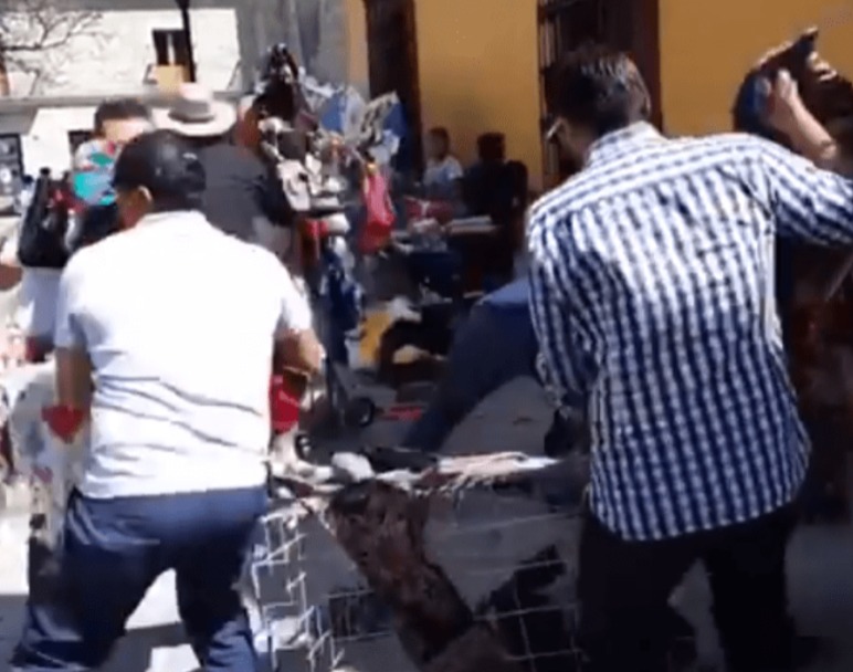 Supuestos inspectores arremetieron contra el puesto de una mujer en Oaxaca