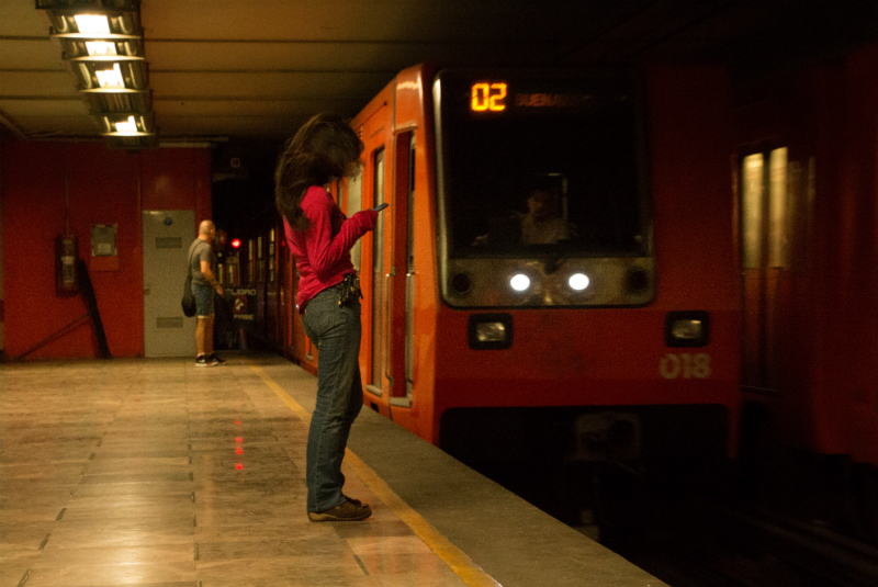 Murió una mujer al caer en vías del metro Plaza Aragón