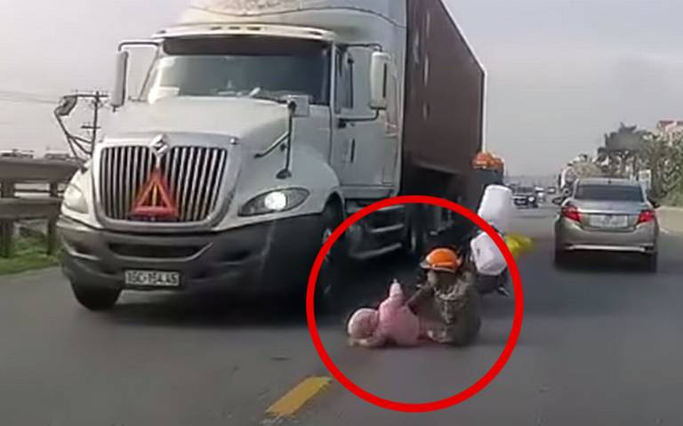 Madre salva a su bebé de ser aplastada por un tráiler