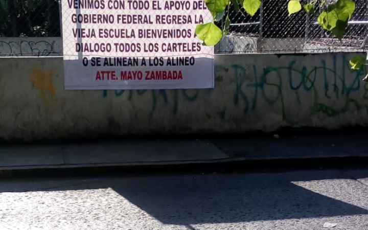 Aparecen narcomantas con excelente ortografía en el EDOMEX