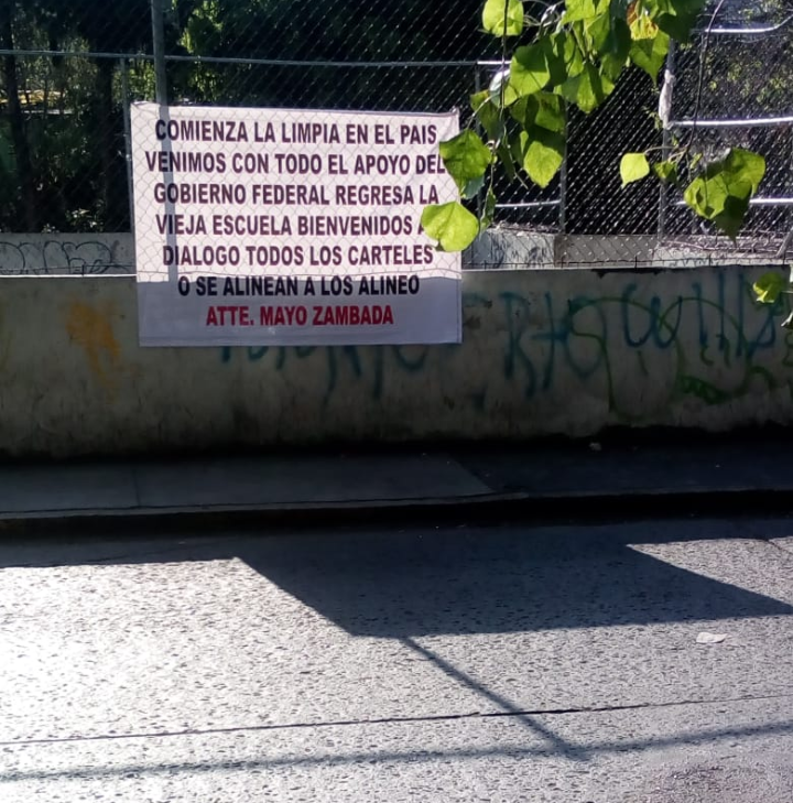 Aparecen narcomantas con excelente ortografía en el EDOMEX