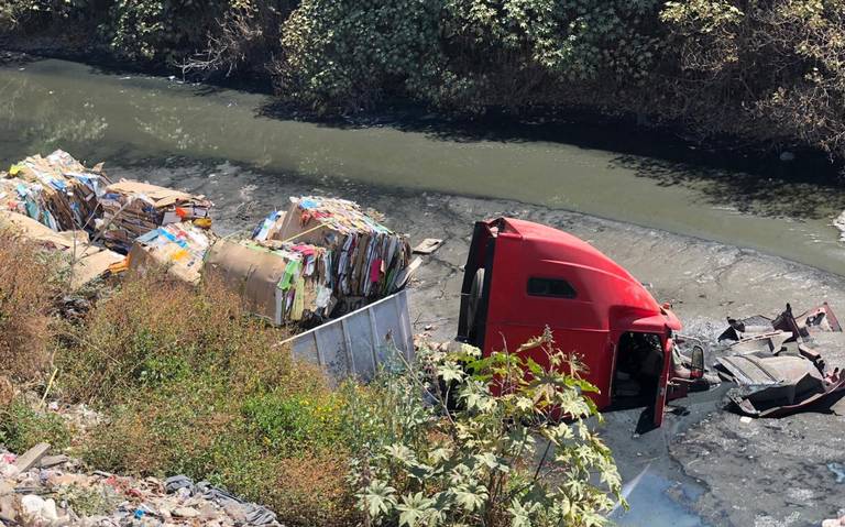 Cayo trailer cargado de cartón en Puente de “La Sonoco”