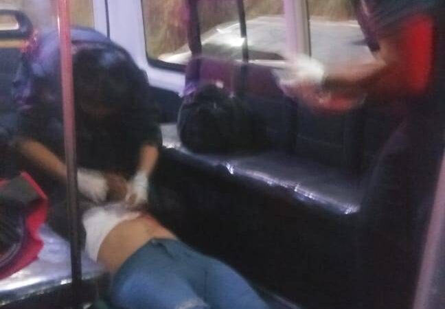 En robo a combie balean a mujer de 21 años en Naucalpan, EDOMEX