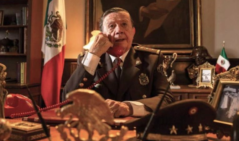 ‘El complot mongol’, la novela negra llevada al cine con Chabelo, el inmortal