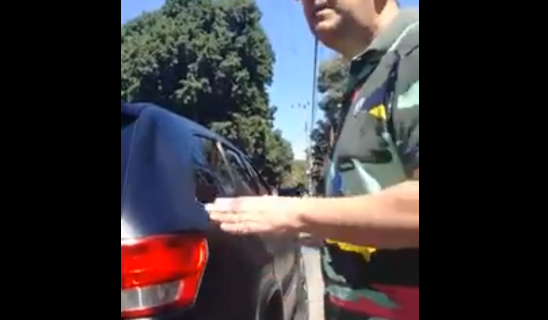 Prepotente sujeto humilla policías solo por tener billetes