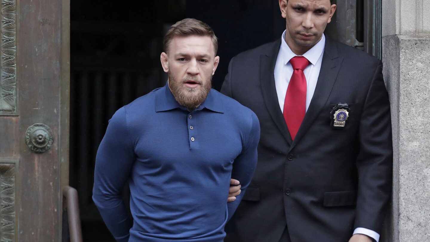 Arrestan a Conor McGregor en EEUU por robar un celular