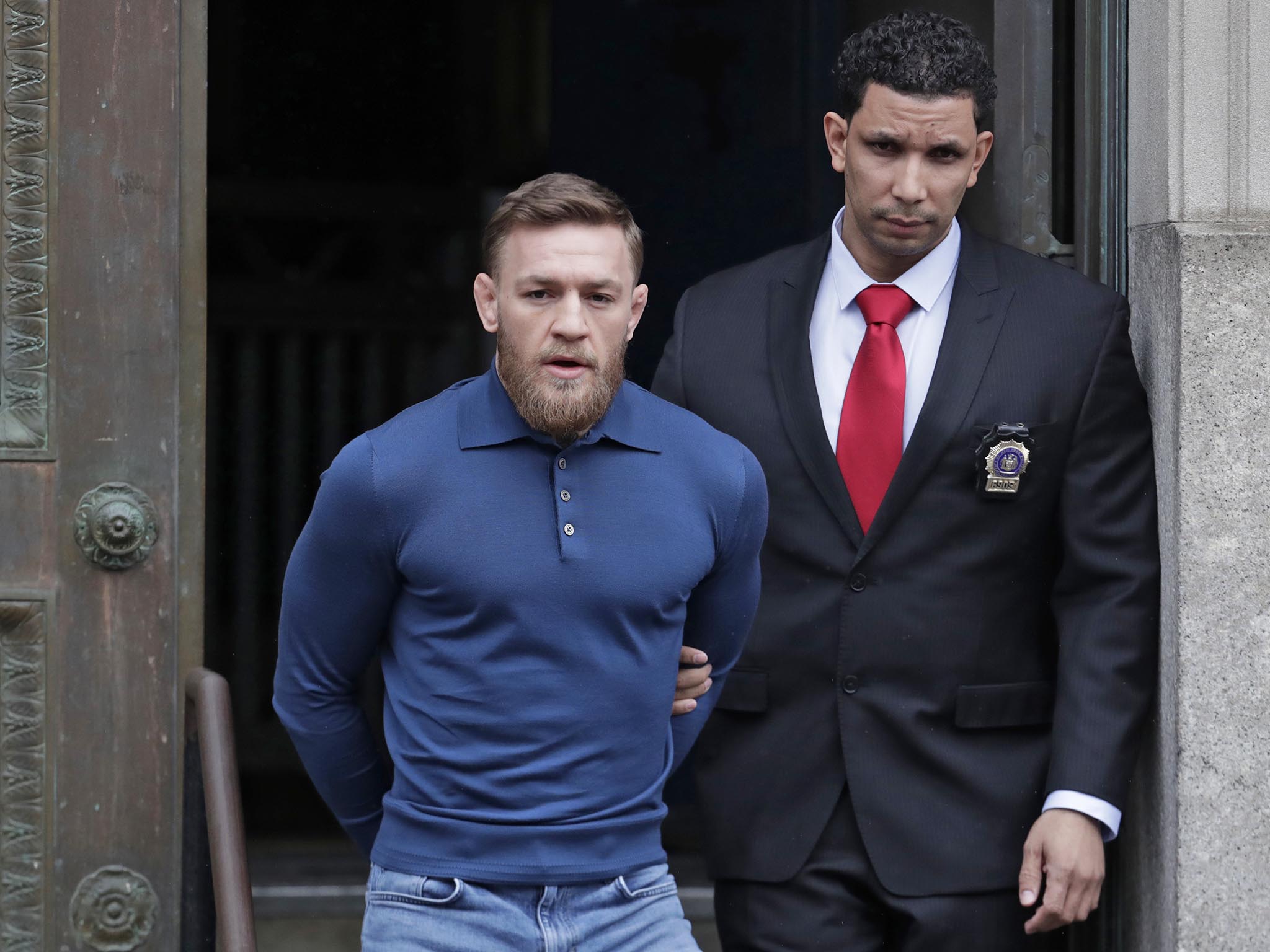 Arrestan a Conor McGregor en EEUU por robar un celular