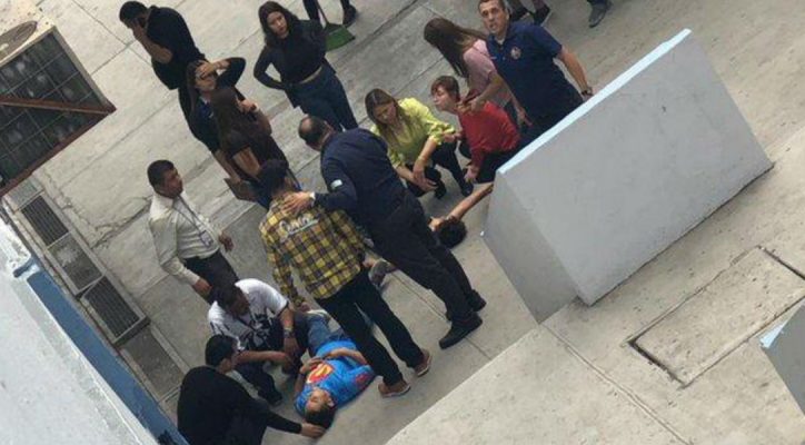 VIDEO | ALUMNA CAE DE UN SEGUNDO PISO DE LA PREPA 2 DE LA UANL