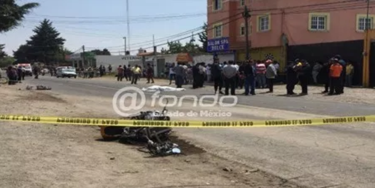 Mueren papa e hijo de 11 años en EDOMEX; salieron proyectados en su moto