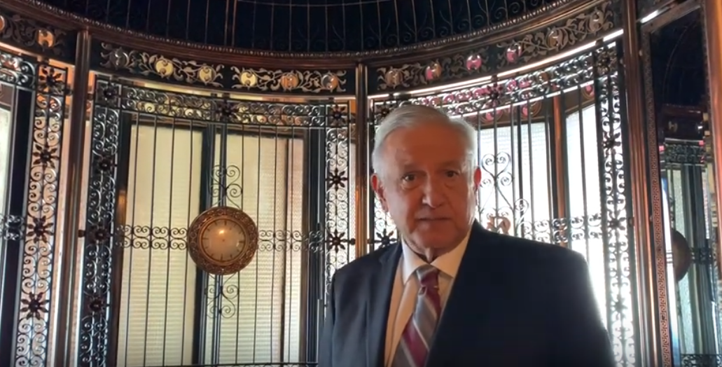 Presume AMLO elevador de Palacio Nacional y sale a la calle a saludar