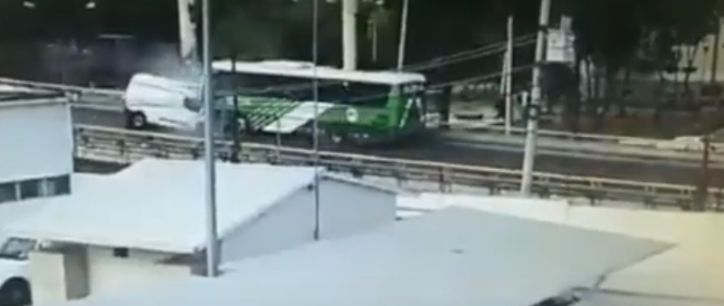 Así se mato el conductor que invadió carril del RTP en Tlatelolco