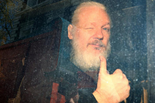 El Reino Unido detiene a Assange tras recibir una orden de extradición de EE UU