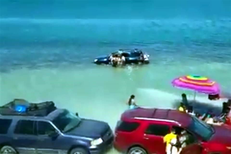 Así se hundieron en el mar varios autos en playa de Sonora, insólito