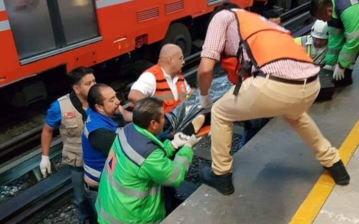 Borracho avienta a policía a las vías del metro y queda deshecho