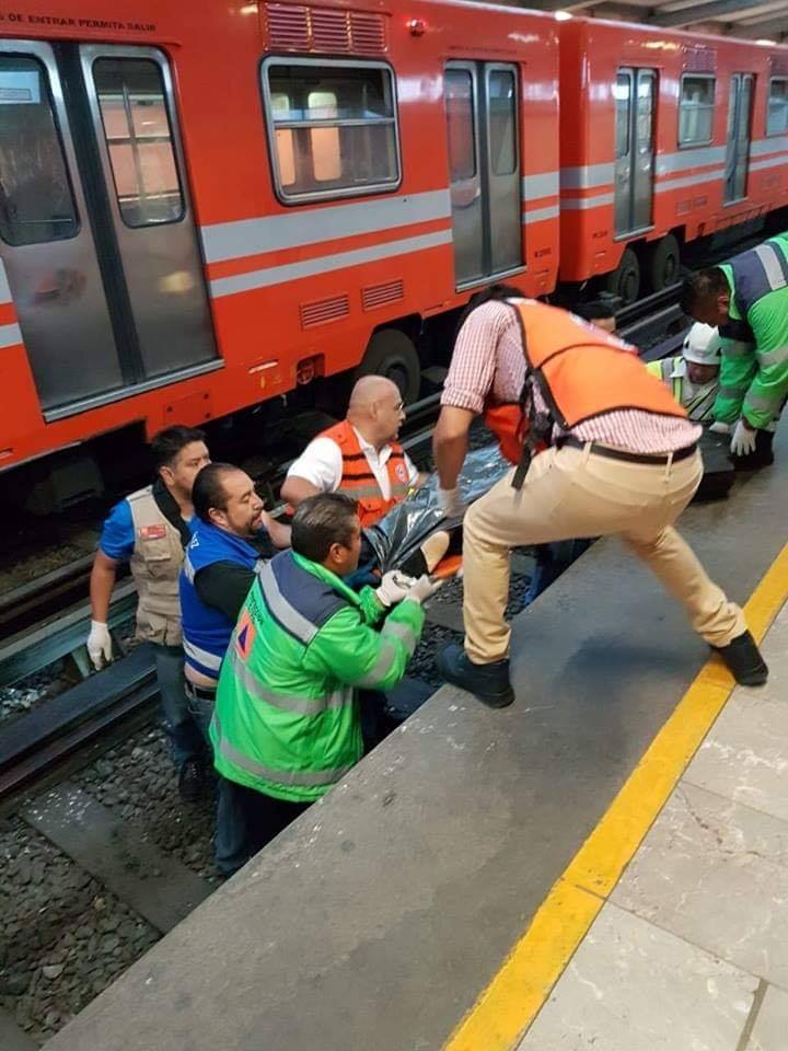 Borracho avienta a policía a las vías del metro y queda deshecho