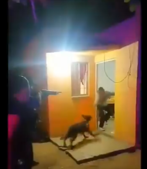 Amenazó con machetearlos y un perro los salvó | Video