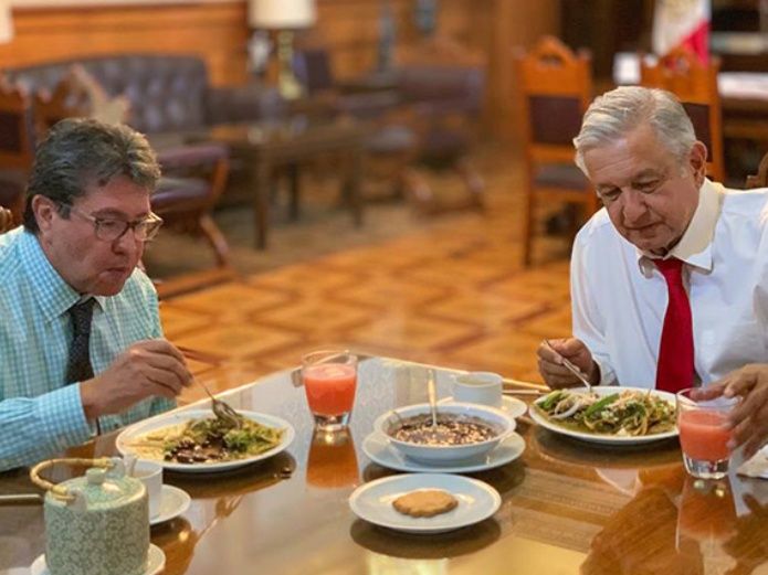 AMLO presume foto desayunando chilaquiles en Palacio Nacional