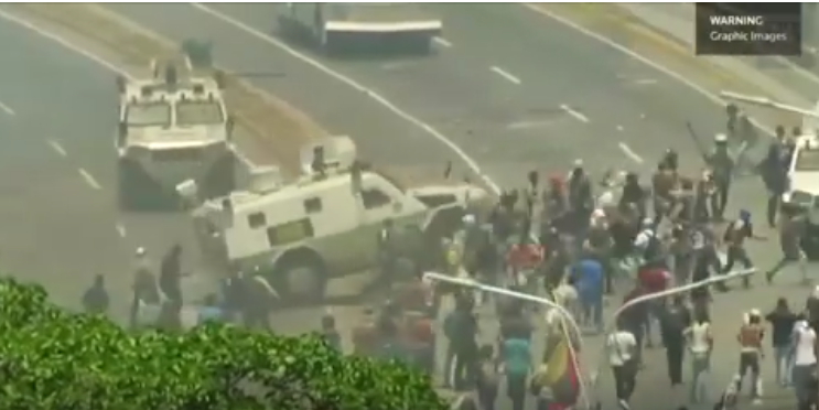 Vehículos militares aplastan a manifestantes en Venezuela