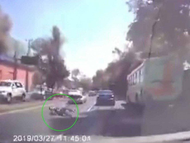 HOMBRE SE LANZA DE CAJUELA DE AUTO EN MOVIMIENTO PARA EVITAR SER SECUESTRADO | VIDEO