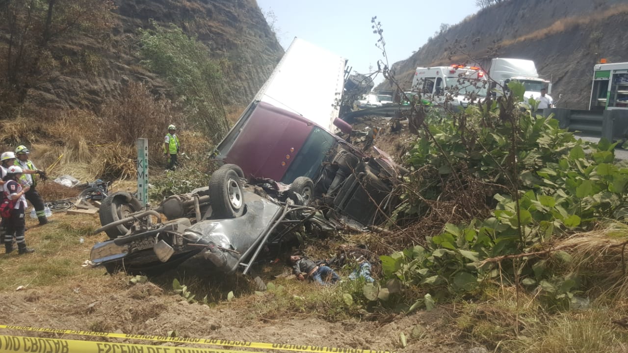 Mueren niña y niño en fuerte accidente carretero, 4 adultos también