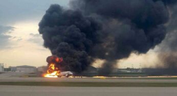Así aterrizo envuelto en fuego un avión en aeropuerto de Rusia; muerto y heridos