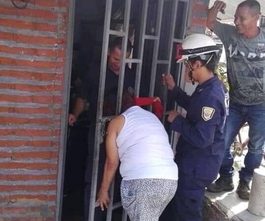 Señora queda atorada de su cabeza 5 horas por c h i s m o s a