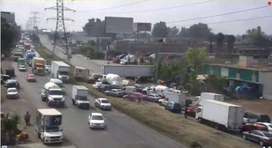 Tránsito pesado en la Texcoco-Lechería por accidente de tráiler