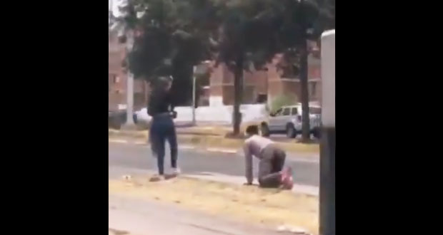 Esta es la historia del vídeo viral del joven que gatea en plena calle frente a su novia