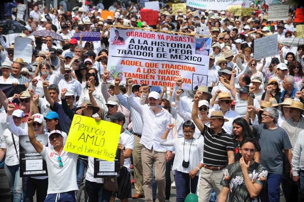 Invita AMLO a asistentes a marcha en su contra a revocarle el mandato en dos años