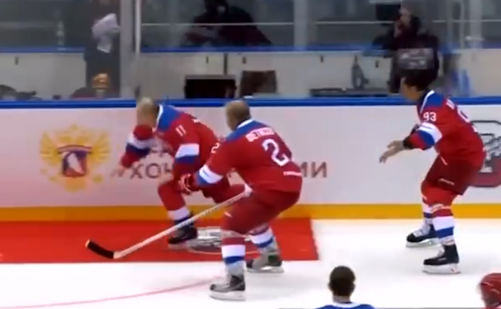 Sufre Vladimir Putin dura caída mientras patinaba en hielo