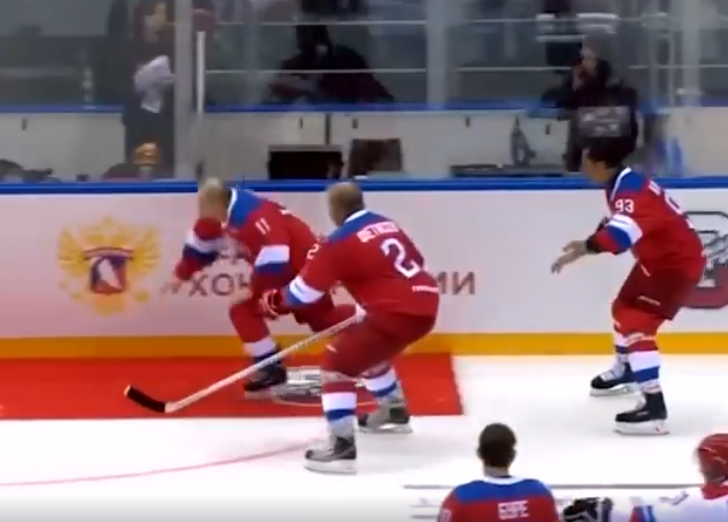 Sufre Vladimir Putin dura caída mientras patinaba en hielo