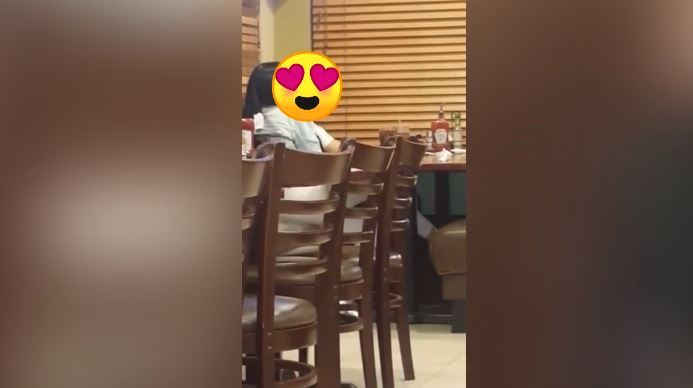 Captan a mujer jugando con el “muñeco” de su pareja en restaurante de fast food