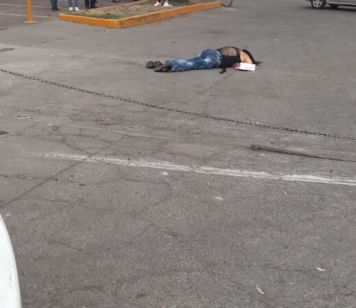 Ejecutan a mujer en Chedraui Av. Palomas, en Ecatepec, quedo en el asfalto
