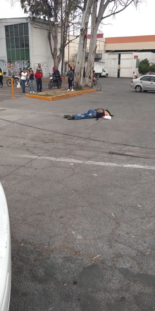 Ejecutan a mujer en Chedraui Av. Palomas, en Ecatepec, quedo en el asfalto