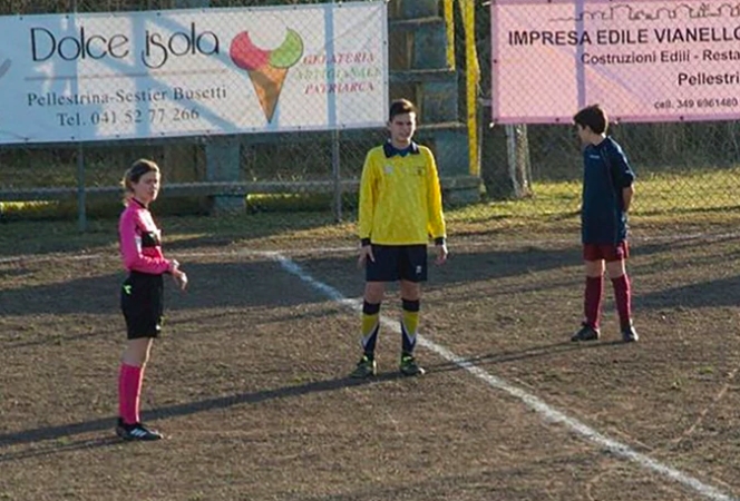 Futbolista se baja el short ante mujer arbitro en partido de fútbol