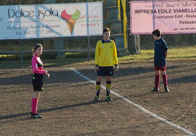 Futbolista se baja el short ante mujer arbitro en partido de fútbol