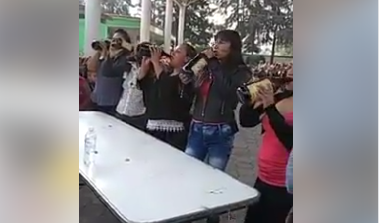 En misma escuela de mama hot hicieron concurso de fondo de caguamas