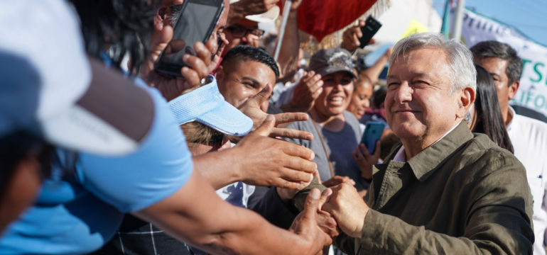 Reciben como héroe nacional a AMLO en Tijuana