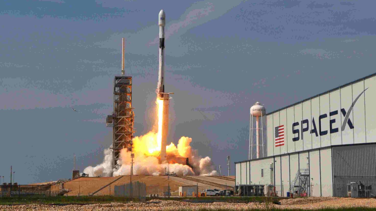 Servicios fúnebres espaciales SpaceX pondrá en órbita 152 cenizas de personas
