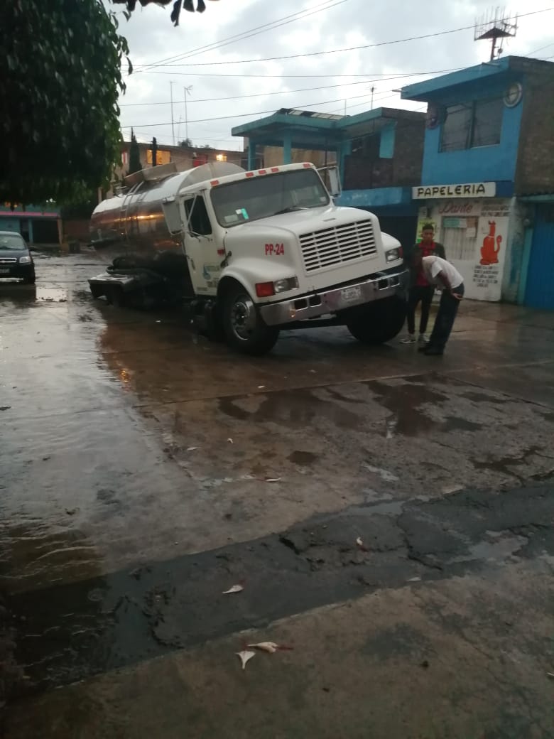 Pipa cargada de agua cae a SOCAVON, se encuentra sobre calle chiapas colonia santa maría tulpetlac, antes de llegar al puente vehícular que pasa abajo de la autopista