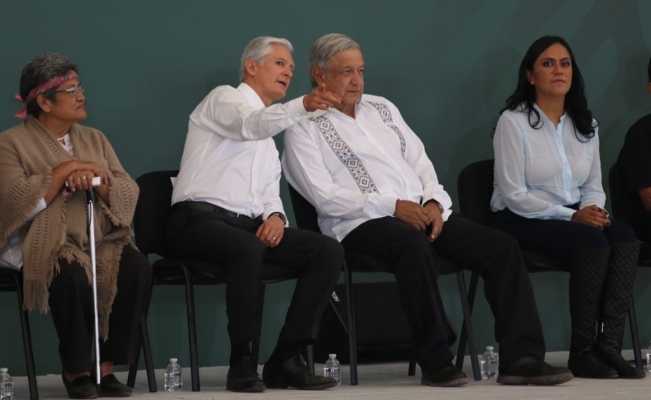 El presidente AMLO recibido en Ecatepec con peticiones para colonias más pobres